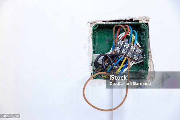 Elektrik Kablolama Bağlantı Kutusu Bir Kutuya Yeni Planlanmamış Tel Takmak Handyman Konsepti Stok Fotoğraflar & Kutu‘nin Daha Fazla Resimleri