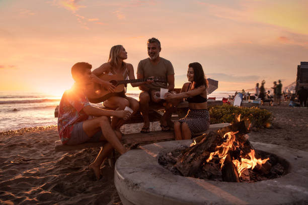 夕暮れ時カリフォルニアのビーチで家族パーティー - friends on the beach ストックフォトと画像