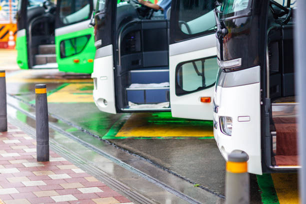 駐車場で長距離バス。 - metro bus ストックフォトと画像