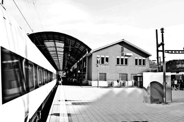 pasażerowie i turyści czekający na wsiąść do pociągu w swiss federal railways (sbb cff ffs) własnością olten bahnhof (olten dworca kolejowego) - szwajcaria. dworzec kolejowy znajduje się 30 minut jazdy pociągiem od zurychu, berna, bazylei i luc - swisscom zdjęcia i obrazy z banku zdjęć