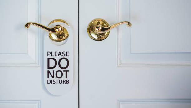 ホテルの部屋のドアで看板が邪魔にならない - do not disturb sign ストックフォトと画像