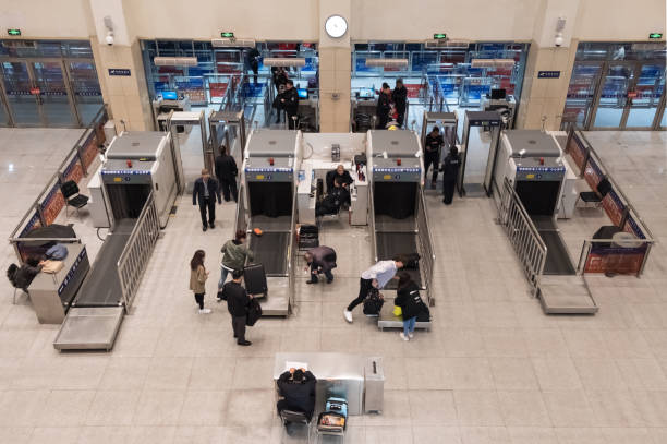 пассажиров в хегане безопасности железнодорожного вокзала города - security staff security airport airport security стоковые фото и изображения