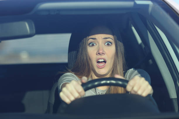 autista spaventato alla guida di un'auto prima di un incidente - women screaming surprise fear foto e immagini stock
