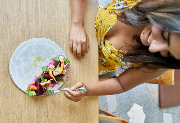 inyección de gastos generales de una comida vegetariana orgánica saludable para vegetarianos o veganos, incluyendo puré de remolacha y verduras y hierbas picadas - roasted mint dinner vegetable fotografías e imágenes de stock