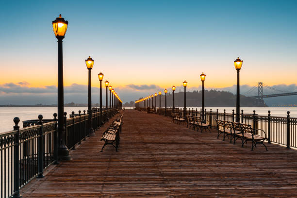 pier 7 es un muelle líder en el mar en el embarcadero, san francisco, california, ee.uu. - pier seven fotografías e imágenes de stock