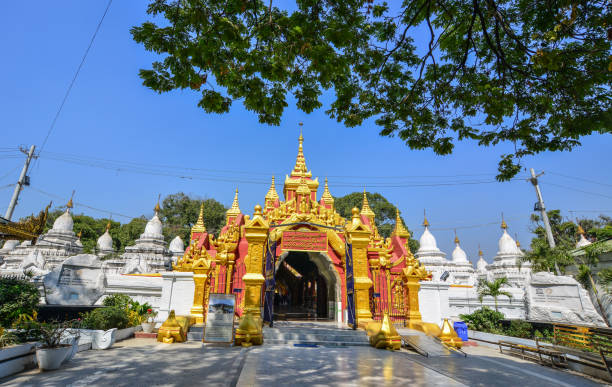 pagoda kuthodaw w: mandalay - 7700 zdj�ęcia i obrazy z banku zdjęć