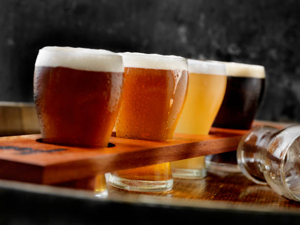 craft beer sampler tray - rustic beer brewery indoors imagens e fotografias de stock