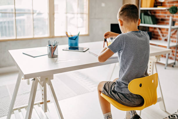 1geometría de aprendizaje de niños en casa - little boys measuring expressing positivity intelligence fotografías e imágenes de stock