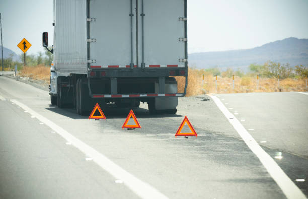 halve vrachtwagen - vehicle breakdown stockfoto's en -beelden