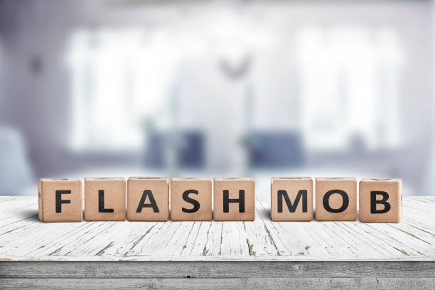 segnale di messaggio flash mob su un tavolo in una stanza luminosa - equal opportunity flash foto e immagini stock