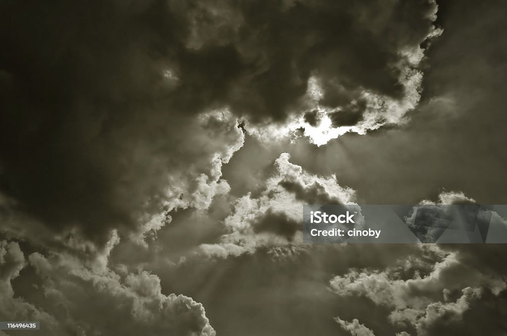 Выразительное небо - Стоковые фото Every cloud has a silver lining - английское выражение роялти-фри