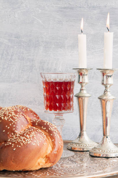 composition de cérémonie de kiddush de sabbat - challah jewish sabbath photography candle photos et images de collection