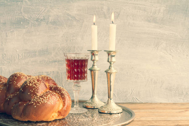 composition de cérémonie de kiddush de sabbat - challah jewish sabbath photography candle photos et images de collection