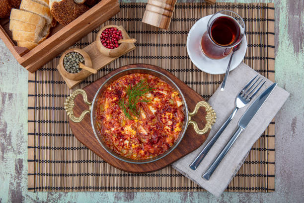 tradycyjne tureckie jedzenie menemen, wykonane z jaj, kiełbasy (sucuk) i pomidorów. - omelet breakfast eggs onion zdjęcia i obrazy z banku zdjęć