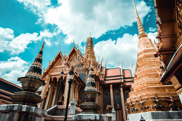 タイ・バンコクのエメラルド仏の雄大な寺院 - asia thailand vacations wat phra kaeo ストックフォトと画像