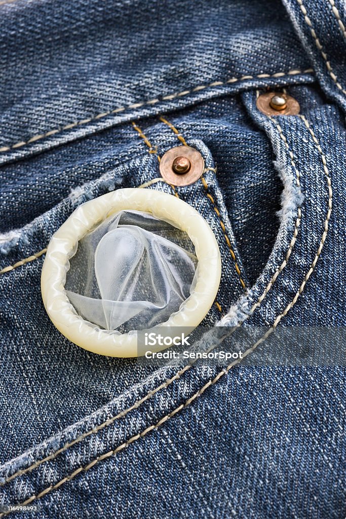 Preservativo e jeans - Foto stock royalty-free di AIDS