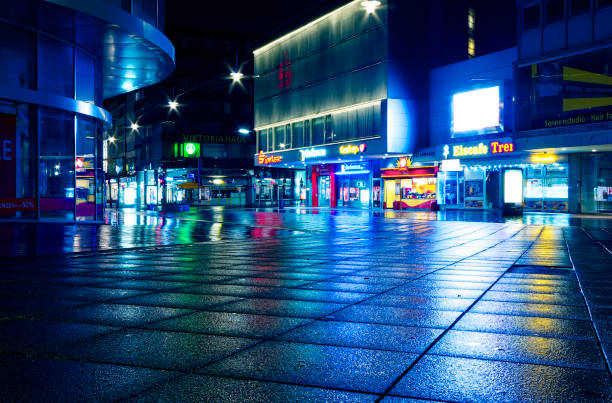 noite e centro de cidade em saarbrücken saarland alemanha europa com estrada ocupada em 2016.01.10 - blurred motion street car green - fotografias e filmes do acervo