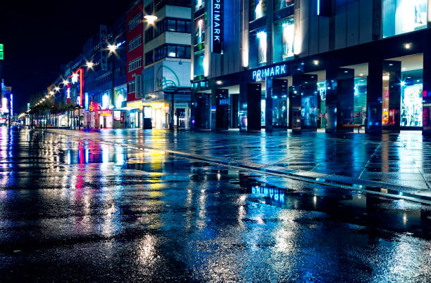 noite e centro de cidade em saarbrücken saarland alemanha europa com estrada ocupada em 2016.01.10 - blurred motion street car green - fotografias e filmes do acervo