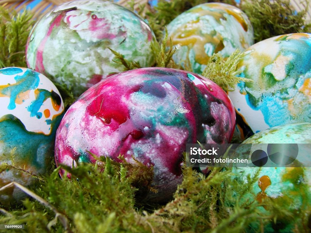 Bunte Osterei nest - Lizenzfrei Bunt - Farbton Stock-Foto