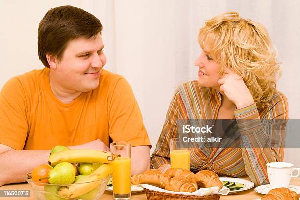 Casal Atraente - Fotografias de stock e mais imagens de Adulto - Adulto, Alimentação Saudável, Almoço