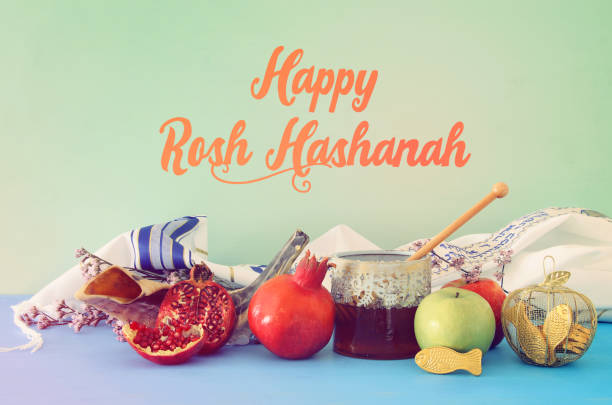 религиозный образ рош хашана (еврейский новогодний праздник) концепции. традиционные символы - rosh hashanah стоковые фото и изображения