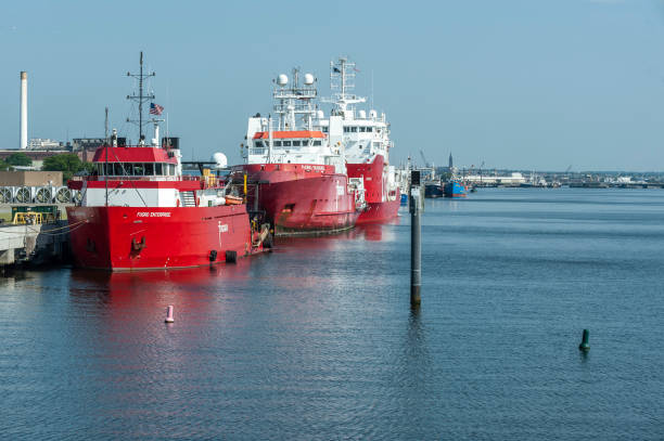 morskie statki wsparcia fugro enterprise, fugro searcher i dof geosea zadokowane w new bedford - searcher zdjęcia i obrazy z banku zdjęć