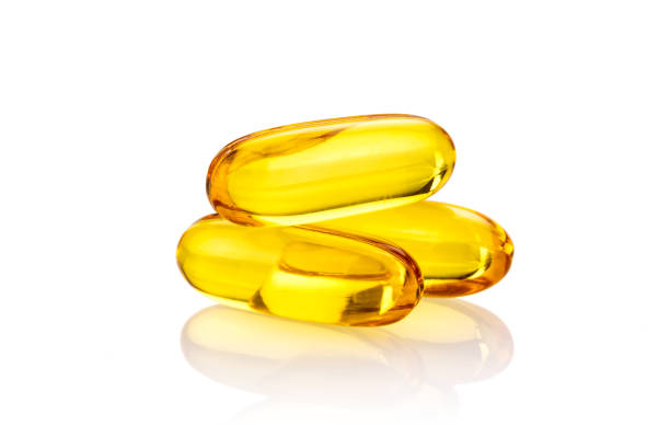 白い背景に隔離された魚油サプリメントカプセル - fish oil nutritional supplement vitamin pill vitamin e ストックフォトと画像