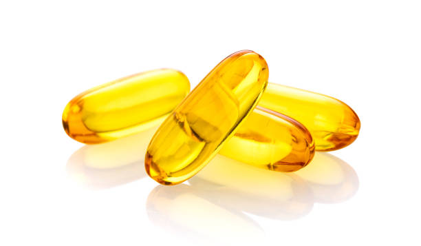 fischöl ergänzung kapseln isoliert auf weißem hintergrund - cod liver oil fish oil vitamin e vitamin pill stock-fotos und bilder