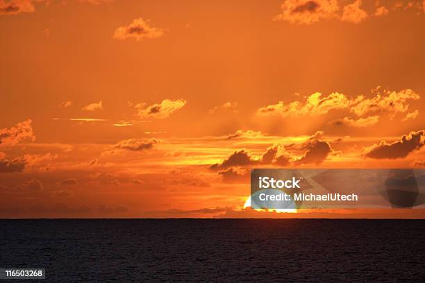 Fiery Red Sonnenuntergang Stockfoto und mehr Bilder von Abenddämmerung - Abenddämmerung, Bunt - Farbton, Dramatischer Himmel