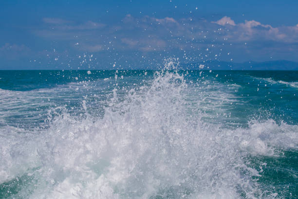 vague bleue d'eau de mer d'océan avec la mousse rapide de sillage de bateau de yacht du lavage d'accessoire, thaïlande - prop wash photos et images de collection