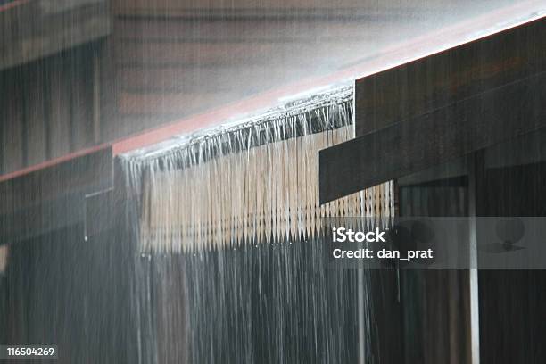 Chuva Forte No Telhado - Fotografias de stock e mais imagens de Chuva - Chuva, Chuva torrencial, Condições Meteorológicas