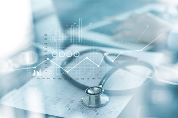 grafico dell'azienda sanitaria e esame medico e uomo d'affari che analizzano i dati e il grafico di crescita su sfondo sfocato - technology finance growth improvement foto e immagini stock