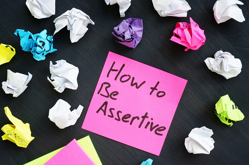 Memo stick with sign How to be Assertive.