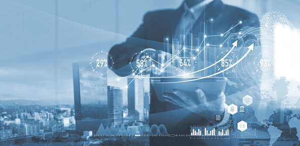 Marketing digital. Estrategia de negocio. Empresario utilizando tabletas que analizan los datos de ventas y el gráfico de crecimiento económico en la pantalla del holograma. Estrategia de negocio y datos digitales. photo