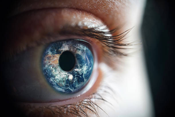 macro foto del ojo de la mujer y el planeta tierra - ojo humano fotografías e imágenes de stock