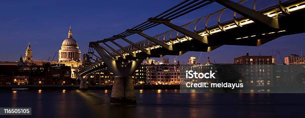 Catedral De St Paul Londres Ao Anoitecer - Fotografias de stock e mais imagens de Noite - Noite, Ponte do Milénio de Londres, Anoitecer