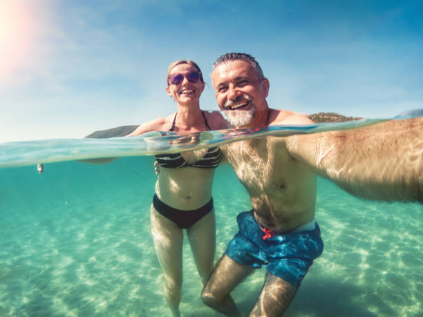 vacation selfie of a mature couple - summer swimming beach vacations imagens e fotografias de stock