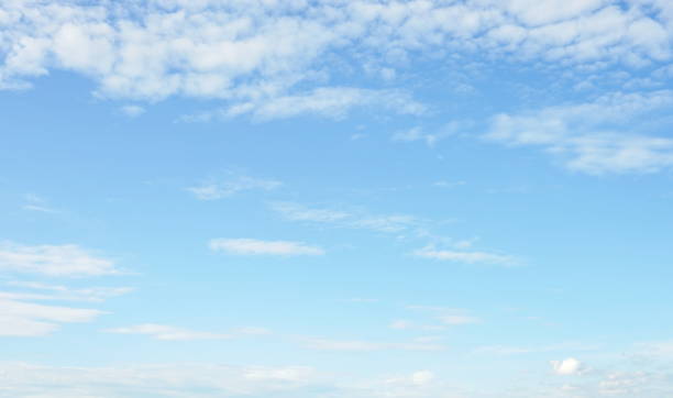 chmury na tle błękitnego nieba - cumulus cloud sky blue condensation zdjęcia i obrazy z banku zdjęć