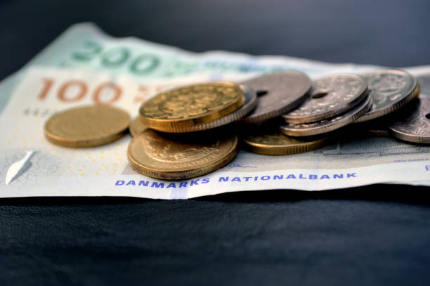 デンマークの紙幣と硬貨の山 - danish currency ストックフォトと画像
