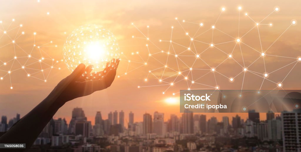 Geschäftsmann mit globaler Netzwerk- und Datenkundenverbindung auf Großstadt-Hintergrund - Lizenzfrei Innovation Stock-Foto Geschäftsmann mit globaler Netzwerk- und Datenkundenverbindung auf Großstadt-Hintergrund - Lizenzfrei Innovation Stock-Foto