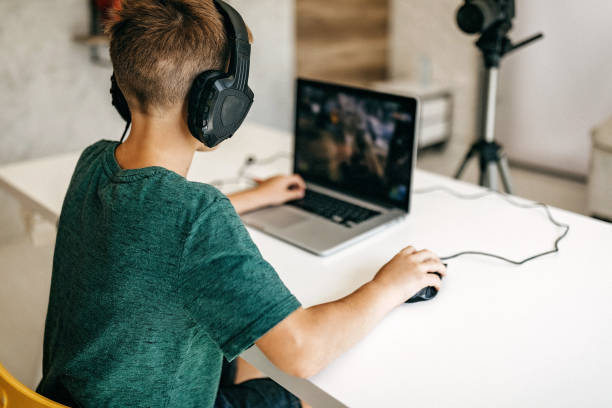 子供はvlogのために彼のゲームプレイを記録 - addiction internet computer teenager ストックフォトと画像