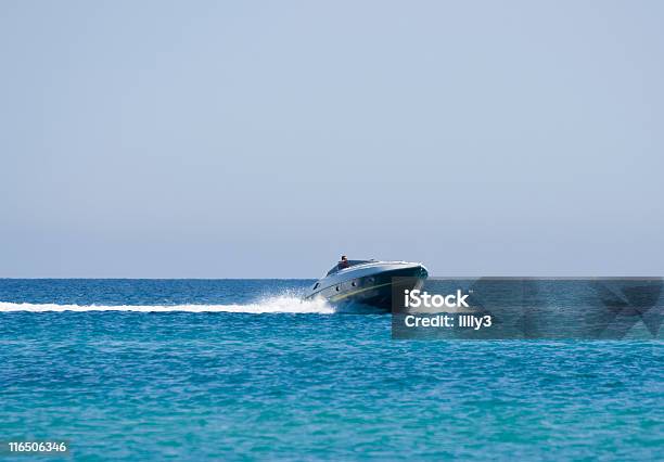 Lancha Con El Capitán Foto de stock y más banco de imágenes de Lancha motora - Lancha motora, Lujo, Saint-Tropez