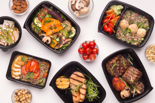 restaurant gesunde lebensmittel lieferung in take-away-boxen - essen zum mitnehmen stock-fotos und bilder
