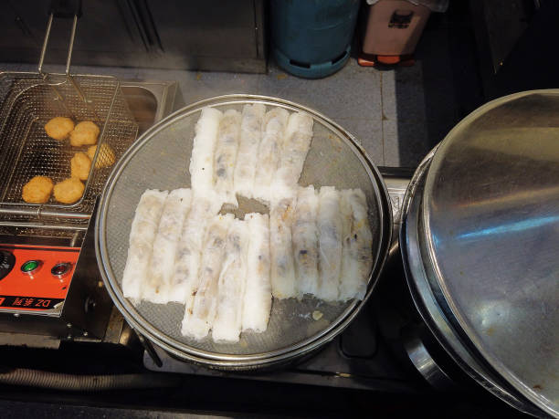 gedünste gerollte reispfannkuchen in vietnam - rolled up rice food vietnamese cuisine stock-fotos und bilder
