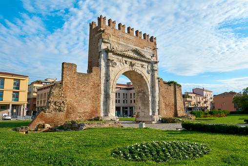 Lugar famoso en Rímini, Italia. Arco de Augusto, la antigua puerta de la ciudad. photo