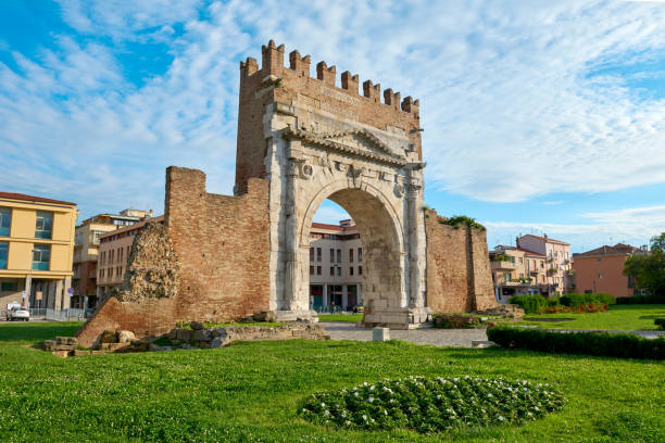 luogo famoso a rimini, italia. arco di augusto, l'antica porta della città. - rimini foto e immagini stock