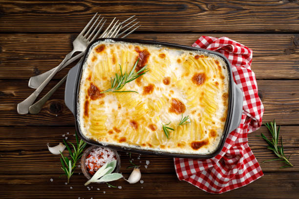 kartoffelgratin. gebackene kartoffel mit sahne, käse und knoblauch - dauphinois stock-fotos und bilder