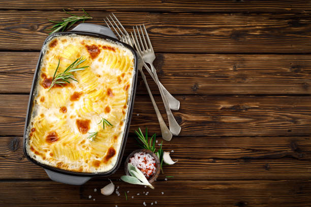 kartoffelgratin. gebackene kartoffel mit sahne, käse und knoblauch - dauphinois stock-fotos und bilder