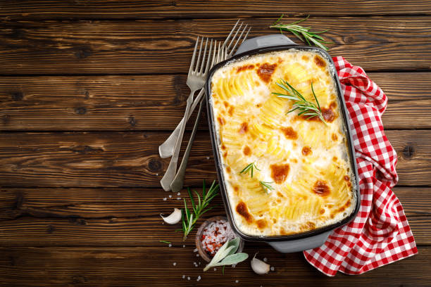 kartoffelgratin. gebackene kartoffel mit sahne, käse und knoblauch - dauphinois stock-fotos und bilder