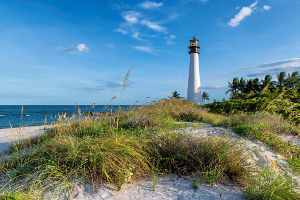 florida beach und leuchtturm in key biscayne - bay stock-fotos und bilder